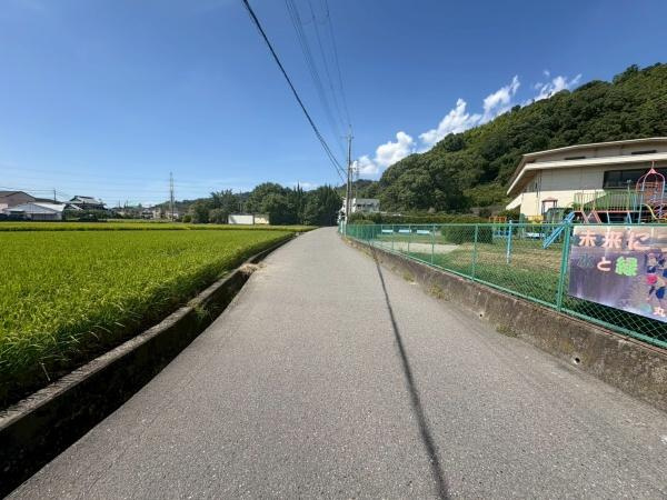 貴志川町北山　中古戸建の前面道路含む現地写真