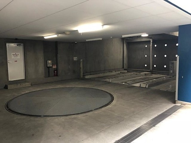 レジディア新川の駐車場