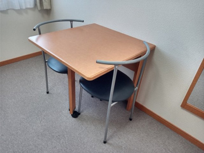 【その他】 | レオパレスＬｉｂｅｒｔｙＢｅｌｌ | テーブル、椅子