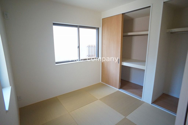 【内装】 | 八尾市東町1丁目 | 【1階：和室4.5帖】押入れ・ハンガーパイプクローク完備です♪