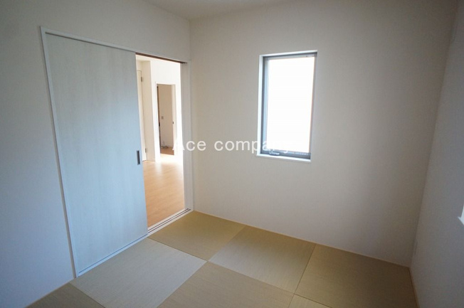 【内装】 | 八尾市東町1丁目 | 【1階：和室4.5帖】2面に窓あり☆琉球畳の和室です♪