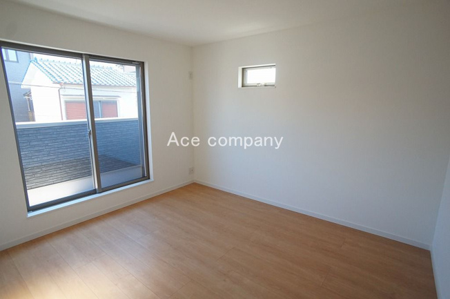 【寝室】 | 八尾市東町1丁目 | 【2階：洋室7帖】東側のバルコニーに面したお部屋です☆