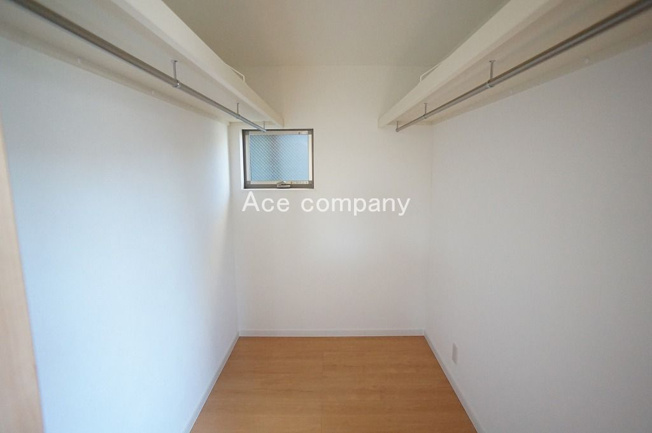 【収納】 | 八尾市東町1丁目 | 【2階：洋室7帖】の広いウォークインクローゼット内です！