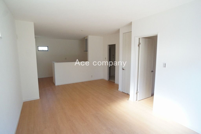 【居間・リビング】 | 八尾市東町1丁目 | 【LDK：ゆったり約17.5帖】玄関ホール・階段にもドア付きです♪外気を遮断でエコ☆