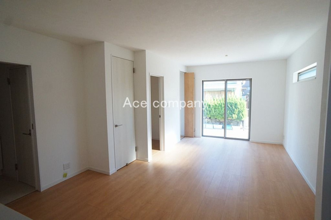 【居間・リビング】 | 八尾市東町1丁目 | 【LDK：ゆったり約17.5帖】リビングに物入れ収納あります♪