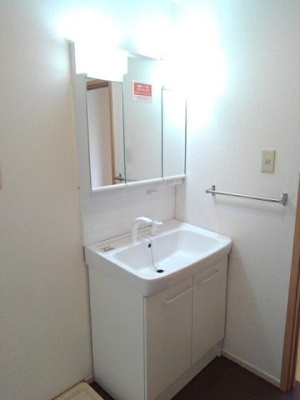 【洗面所】 | メゾンサンパティーク　Ａ | 明るい洗面所です