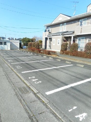 【駐車場】 | メゾンサンパティーク　Ａ | 駐車場に車を止められます