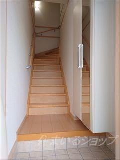 広島市安佐北区亀山３丁目のアパートの玄関|ミラー付き大型シューズボックス