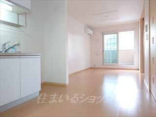 広島市安佐北区亀山３丁目のアパートの居間・リビング|エアコン付き