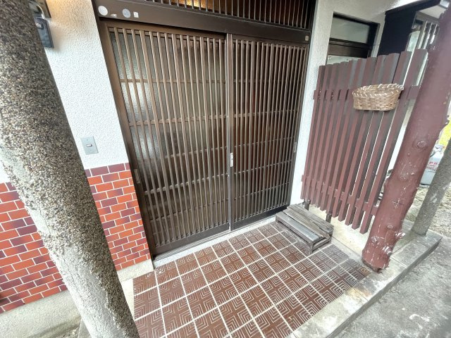 大黒町貸家の玄関