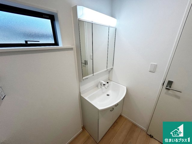 紀の川市打田　第6期　新築一戸建ての独立洗面台|清潔感のある洗面台です。フラットな鏡は掃除がしやすく毎日清潔！鏡裏には収納があるのでスッキリとした洗面台が保てます。