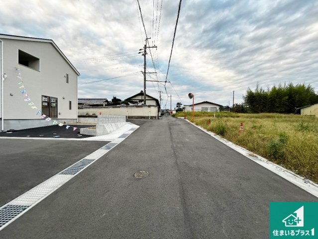 紀の川市打田　第6期　新築一戸建ての前面道路含む現地写真|周辺は閑静な住宅街！前面道路広々で車の出し入れも便利です。駐車が苦手な方でも安心して車庫入れできます！
