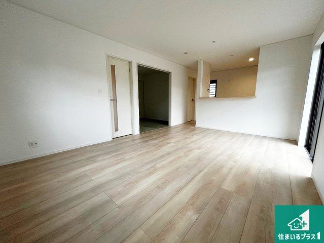 紀の川市打田　第6期　新築一戸建ての居間・リビング|日当たり良好の明るいリビングで朝の目覚めもスッキリできそう！対面キッチンでご家族のコミュニケーションも自然と増える設計！小さなお子様が遊ぶスペースを作っても広々とくつろげるLDK！