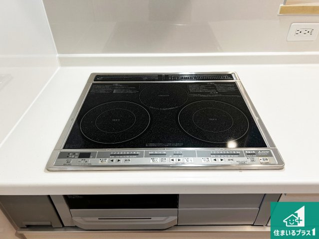 紀の川市打田　第6期　新築一戸建ての設備|火を使わないので、安心なＩＨコンロ！でこぼこが無い構造なので、掃除もしやすく清潔に保てます！