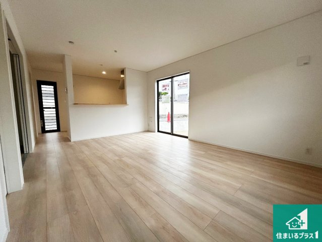 紀の川市打田　第6期　新築一戸建ての居間・リビング|シンプルなリビングは、ソファーを置いたり、観葉植物を置いたり、家具の配置やインテリアで住む人のこだわりを活かすゆとりある空間にしてください♪