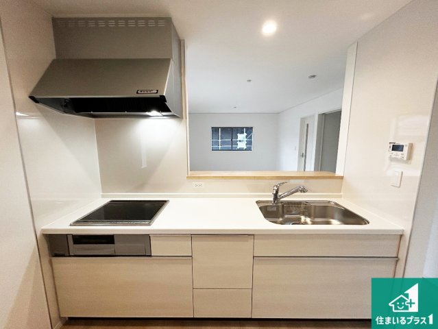 紀の川市打田　第6期　新築一戸建てのキッチン|収納豊富！浄水器付きキッチン！お子さまの様子を見ながらお料理を楽しむことができますね。家族のコミュニケーションが増え会話もはずみそう！