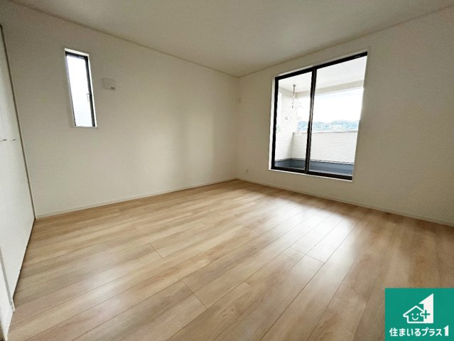 紀の川市打田　第6期　新築一戸建ての洋室|寝室は心地よい眠りについてもらいたくて、シンプルでかつ開放的な空間に！大きな窓から差し込む朝日が、すっきりとした目覚めをサポートします。