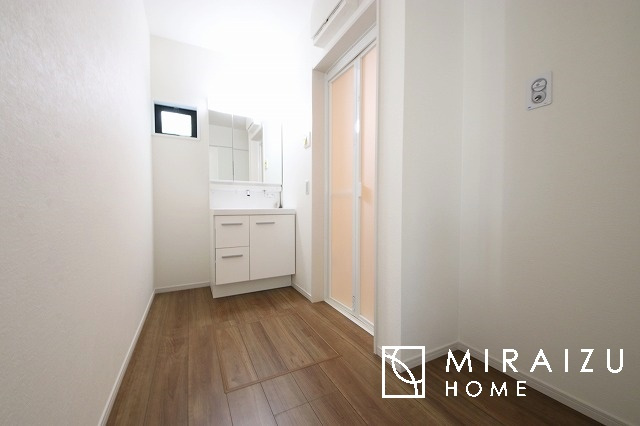 【独立洗面台】 | 高級感漂う洗面台です。鏡の後ろの収納棚もとても充実しております。コスメが大好きな奥様も、女子力高いご主人様もきっとご満足いただける収納力です。三面鏡なので、ヘアセットにも便利です。
