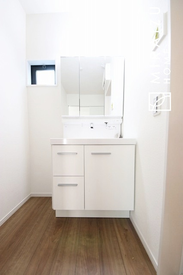 【洗面所】 | 洗濯機置き場と脱衣スペースもしっかりと確保されている洗面室、洗面コーナーは、窓から陽も差し明るく開放的な造りです。家事導線も良いので洗濯物やお湯はりもストレスフリーに毎日家事を楽しめそうです。
