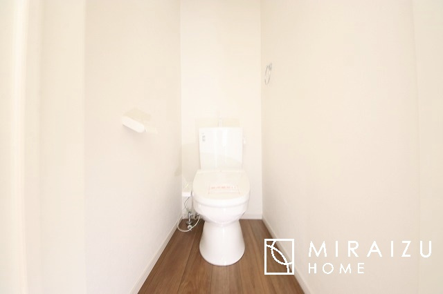 【トイレ】 | 空気の換気と窓からの光の明るさに配慮した清潔感のあるトイレ、ご自分の好きなアロマや芳香剤を置いて落ち着く空間を演出、一人になれる空間ですから、リラックスしたいですね。
