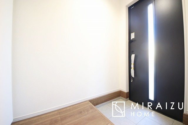 【玄関】 | いってきます♪ただいま♪明るい声が聞こえてきそうな玄関。ナチュラルなカラーがとても清潔感のある造りです♪
