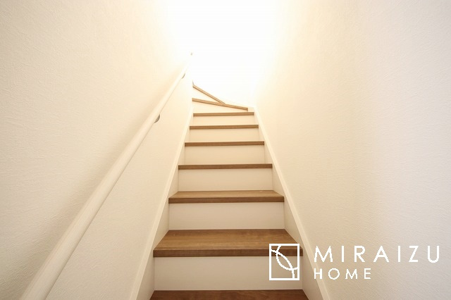 【内装】 | プライベートの空間もみんなで過ごす空間も両社兼ね備えたつくりです。階段には安全性を配慮し、手すりを設置。太陽の光と風が心地良い窓も付いた内装です。
