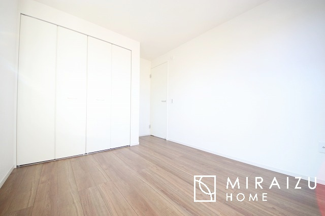 【洋室】 | 居心地の良さそうなリラックスできる空間。独立性のある建物ですので、ご自分の時間を大切にしたご家族様にぴったりです！
