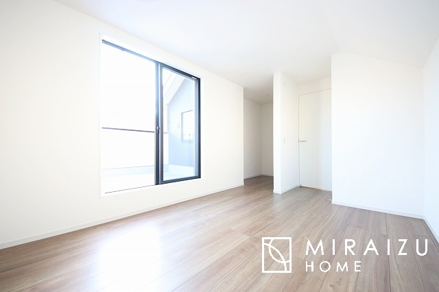 【寝室】 | 広さのある洋室は、ご夫婦様の寝室にぴったりですね。ご主人様の趣味のものや書斎などにも使用できるくらいの広さが嬉しいです。収納もばっちり完備してますのでお荷物が多いご家族様も安心してお暮しいただけます！