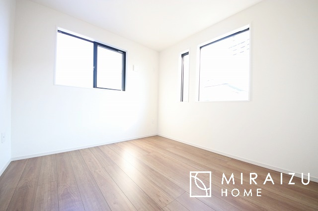 【子供部屋】 | お子様のお部屋にも主寝室にも使えますね。窓が二面についていますので採光もばっちり、空気の入れ替えもOK！自分のお部屋を持ちたいお子様の夢を叶えます！
