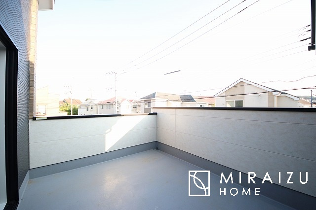 【バルコニー】 | 小鳥の鳴き声で目覚める朝、爽やかな風が入ります。太陽の陽射しでお洗濯物がカラッと乾き、気持ちの良い洋服とお布団で快適に過ごせます。