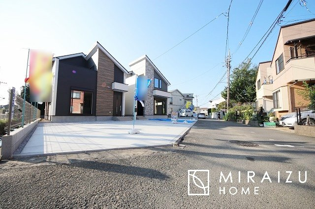 【外観】 | 青く澄み渡った綺麗な空と、陽の光をたっぷりと受ける、そんな新築住宅で新生活をスタートしてみませんか？見学・ご相談等、ミライズホーム(株)までお気軽にご連絡下さい。