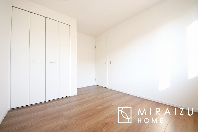 【洋室】 | 心も体も癒されるゆったりと落ち着いた洋室。窓が多いつくりになっています。窓が多いと明るい空間を保ち、室内へ気持ちの良い風も取り込んでくれます。