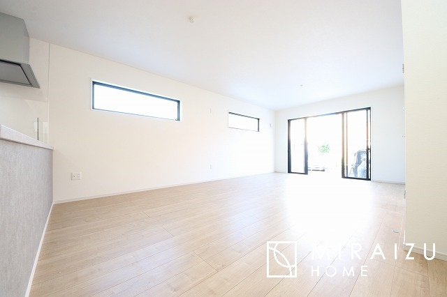 【居間・リビング】 | 陽当たりが心地の良いリビング空間です。日中はカーテンを開けて自然な光を取り込みリラックスして過ごしたいですね、照明器具もセンスの良いものを使いたいですね。
