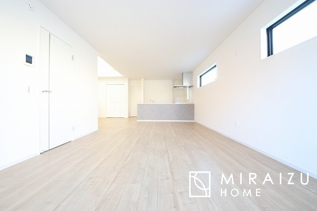 【居間・リビング】 | 大きな窓が特徴の南向きリビングでは、太陽光も沢山取り込むことが出来てお家の中にいても日光浴が可能ですね、開放的な空間です。インテリア選びも楽しそう、ご家族様で相談しながらインテリア配置も楽しみたいです