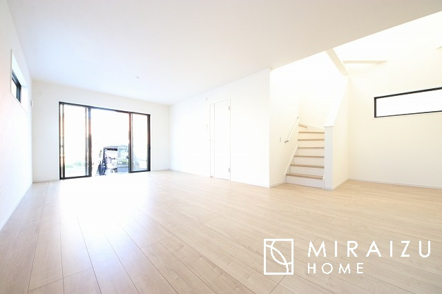 【居間・リビング】 | 明るい光が取り入れられる空間設計のリビングです。インテリア配置もしやすい間取りです。壁や床の色と合わせて落ち着いたインテリアも選びたいですね♪グリーンを飾っても素敵だと思います。
