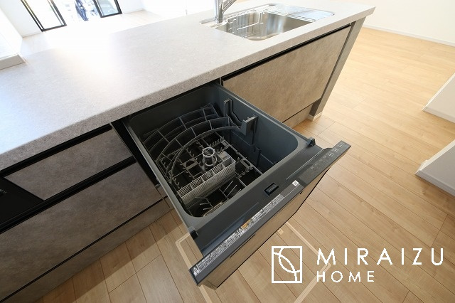 【キッチン】 | スッキリとした形が上品な広々ワイドキッチンです。レンジフードもすっきりとした造りなので圧迫感もございません。窓もあり明るい空間の中で毎日お料理することが可能です。収納スペースも広いのが嬉しいですね。

