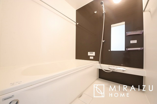 【浴室】 | 清潔感のあるホテルのような広い浴室が自慢です。疲れた日にはお湯をためてリラックスタイムを楽しみたいですね、今はスマホも防水の時代です、半身浴をしながら動画視聴、漫画視聴、楽しく過ごしたいですね^^
