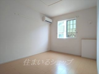 安芸高田市吉田町山手のアパートの寝室|寝室にもエアコン付きです