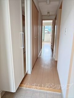 安芸高田市吉田町山手のアパートの玄関|ミラー付き大型シューズボックス