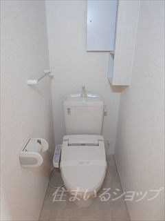 安芸高田市吉田町山手のアパートのトイレ|シャワートイレ・収納棚あり