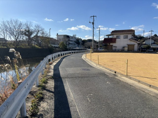 【前面道路含む現地写真】 | 事業用地　玉島乙島　全1区画　 | 南側道路。幅員約4.4ｍ