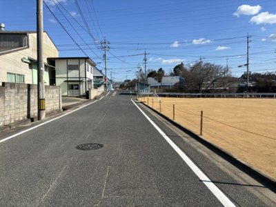 【前面道路含む現地写真】 | 事業用地　玉島乙島　全1区画　 | 南側道路。幅員約4.4ｍ