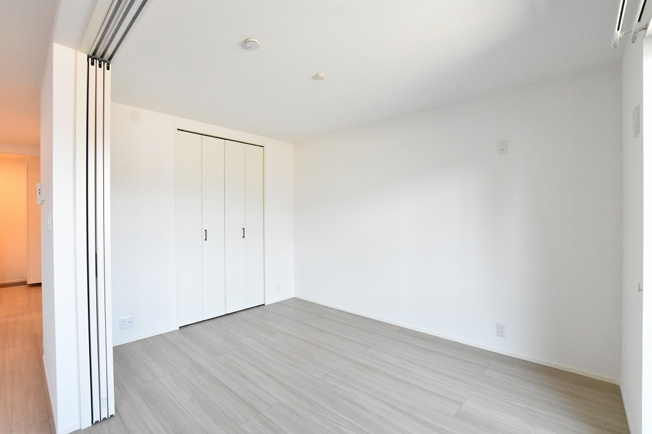 【洋室】 | Casa Monte Riso (カーサ モンテ リーゾ) | 約6.1帖
