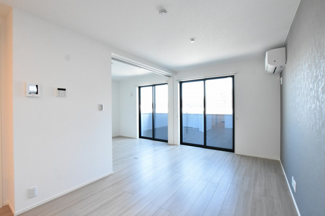 【居間・リビング】 | Casa Monte Riso (カーサ モンテ リーゾ) | LDK約11.8帖
