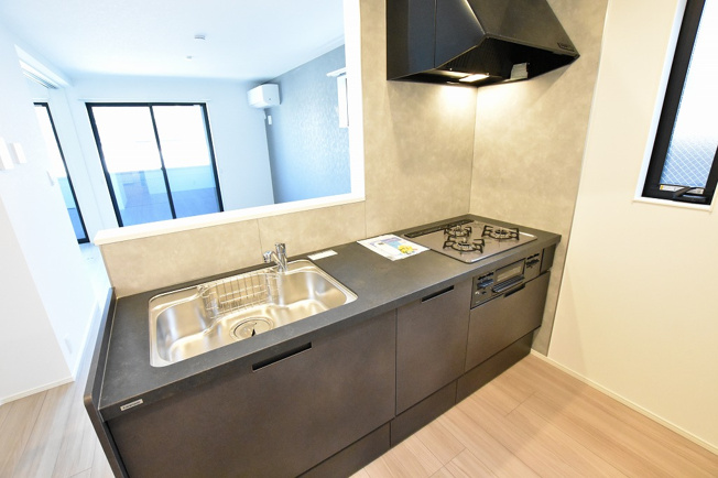 【キッチン】 | Casa Monte Riso (カーサ モンテ リーゾ) | 3口ガスのシステムキッチン、グリル機能付き
