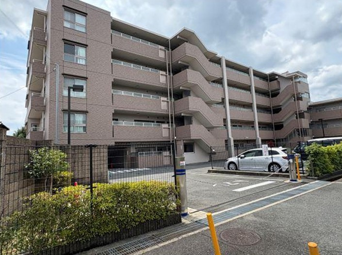 ロイヤルシャトー枚方牧野の外観|新しい生活にいかがでしょうか？外観はお住まいの顔になります。こだわりたいポイントですね。水回りリフォームやリノベーションも承ってます。
■現地見学・資金計画相談・住宅ローン相談もお問合せ受付中■