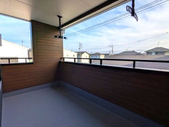 水戸市見川　12期のバルコニー|ルーフバルコニーで家族全員の洗濯物の干せちゃいます！屋根付きで急な雨でも安心！