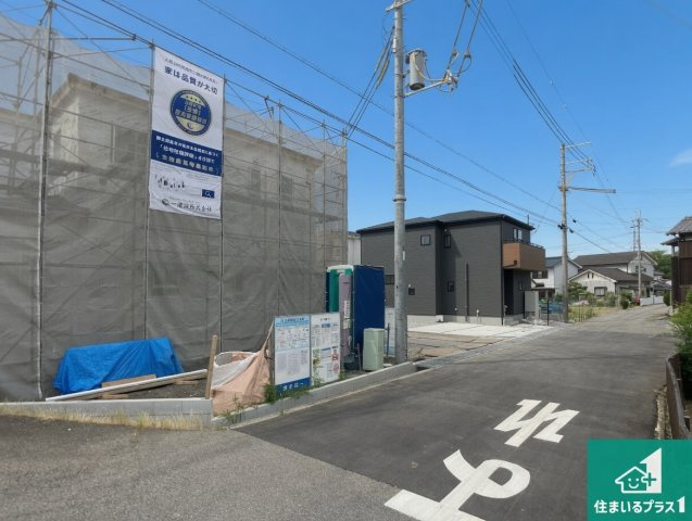 加東市北野　新築一戸建ての前面道路含む現地写真|周辺は落ち着いた街並みの住宅地！子育てがしやすい住環境です！まだ未完成ですが、現地でしかわからない事もございます。是非一度ご覧ください。