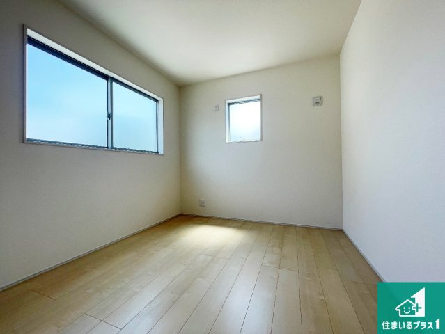 加東市北野　新築一戸建ての洋室|シンプルな洋室は、自分好みのインテリアが楽しめます♪ご家族とインテリアや家具を選びに行くのは新築購入時の醍醐味の一つです。ぜひお楽しみください♪