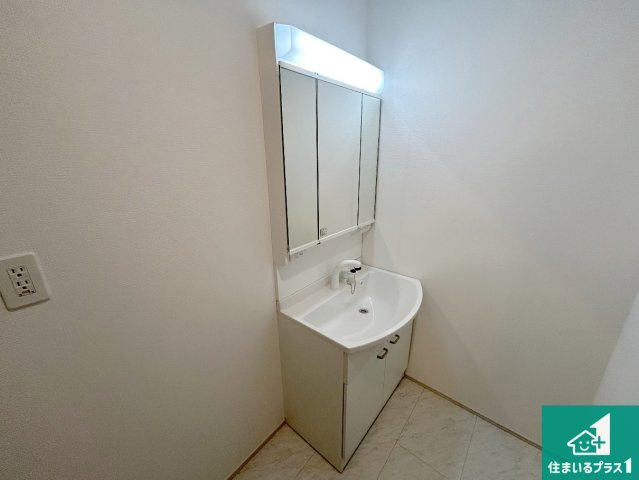 高石市千代田　新築一戸建ての独立洗面台|清潔感のある洗面台です。フラットな鏡は掃除がしやすく毎日清潔！鏡裏には収納があるのでスッキリとした洗面台が保てます。